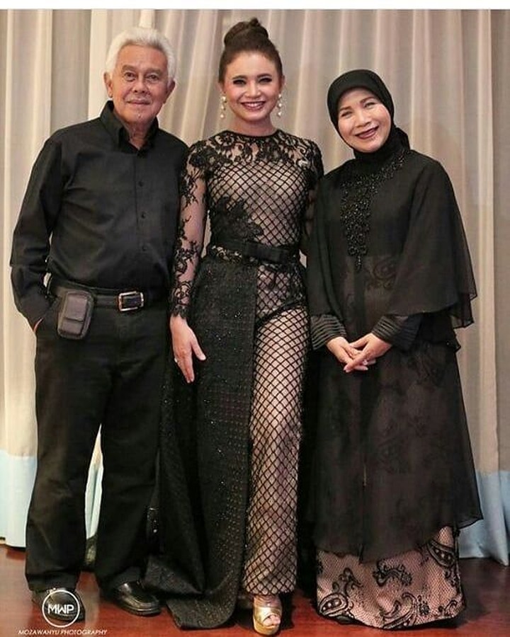 Penyanyi Rossa kompak banget sama sang ibu. Wajah keduanya juga mirip lho, Bun.