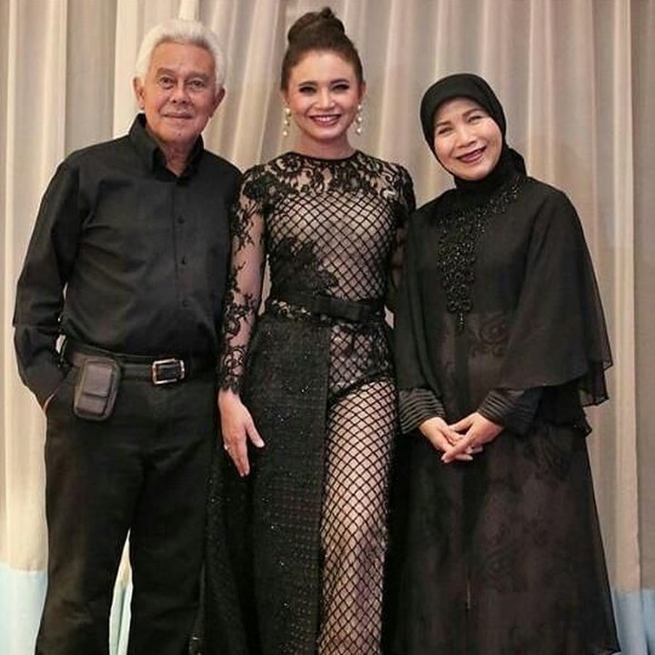 <p>Rossa adalah wanita kelahiran Sumedang 9 Oktober 1978, putri pasangan Ukas Hermawan dan Eni Kusmiani. (Foto: Instagram eni_kusmiani)</p>
