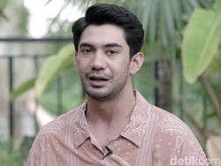 Syuting dengan Rambut Gondrong, Reza Rahadian Gatal-gatal