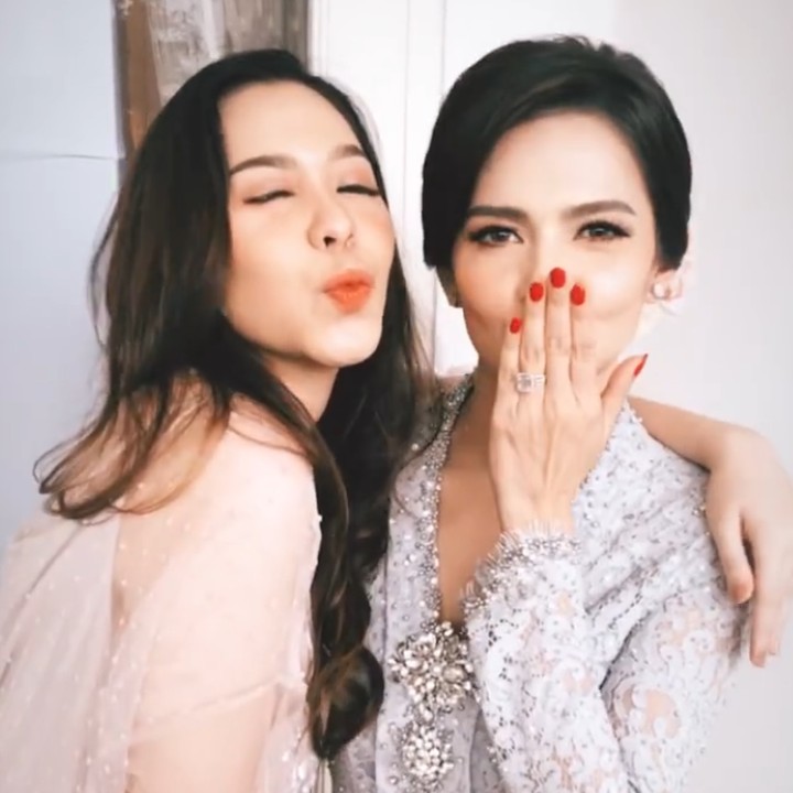 <p>Sebelum akad dimulai, beberapa teman dekat mengajak Tari wefie nih. (Foto: Instagram)</p>