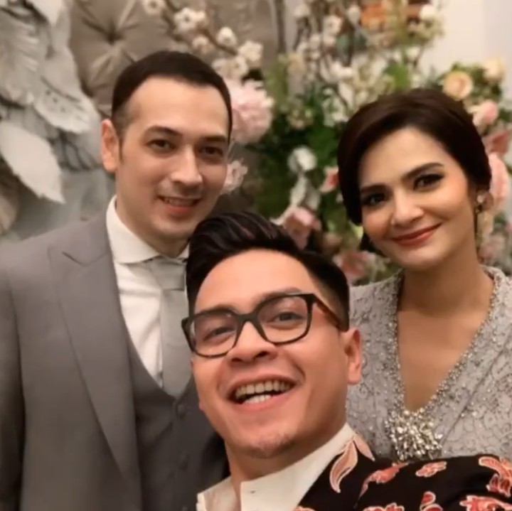 <p>Senada dengan Tari, Richard Kevin juga mengenakan setelan jas abu-abu. (Foto: Instagram)</p>