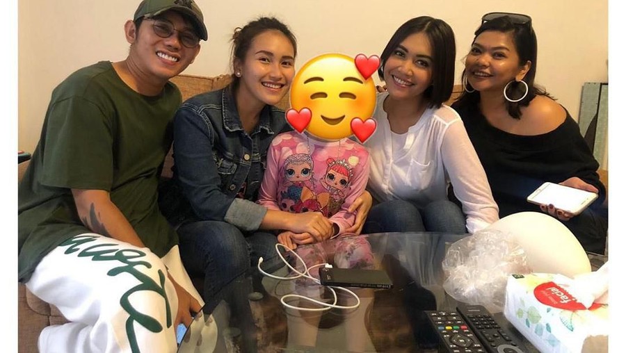 Ayu Ting Ting dipuji netizen karena sudah mau menjadi hadiah ulang tahun Shakira Aurum.