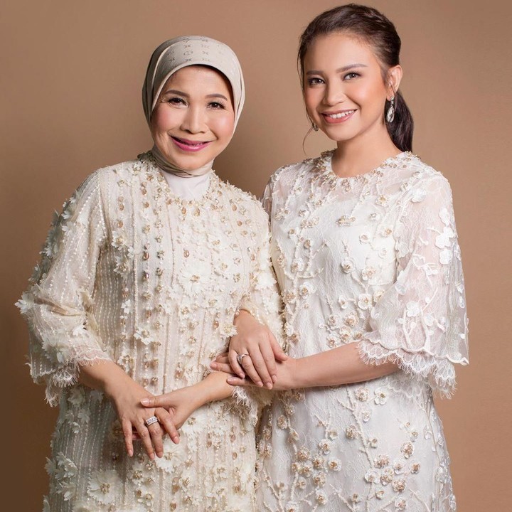 <p>Setuju ya, Bun. Rossa dan ibunya punya wajah yang mirip banget. (Foto: Instagram @itsrossa910)</p>