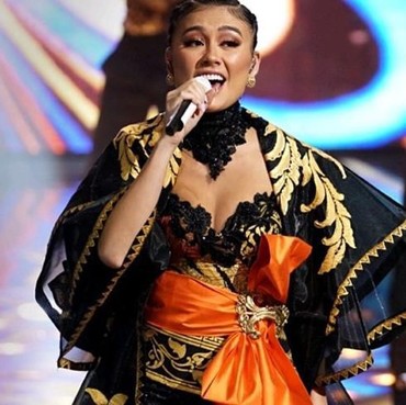 Foto Ini Tanda Agnez Mo Fix Kencan dengan Raphael Maitimo?