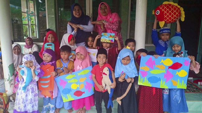 PAUD Melon di Lenteng Agung hanya punya dua mainan untuk siswanya. PAUD Melon menyiasati keterbatasan itu dengan sesekali mengajak siswa belajar dengan alam.