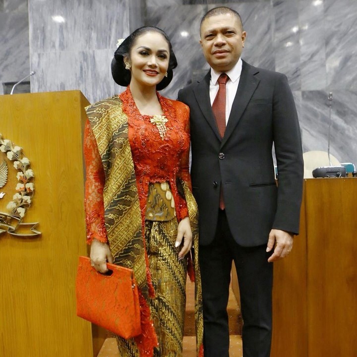 <p>Krisdayanti menggunakan kebaya berwarna merah ketika menghadiri pelantikan DPR RI. Warna lipsik senada dengan kebayanya mempertegas penampilan Krisdayanti saat itu. (Foto: Instagram @krisdayantilemos)</p>