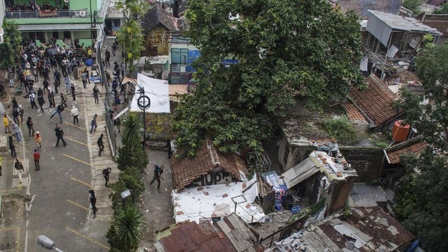 Delapan anggota Satpol PP Bandung terluka saat bentrok antara warga dengan aparat gabungan ketika menertibkan bangunan milik warga Tamansari, Bandung.