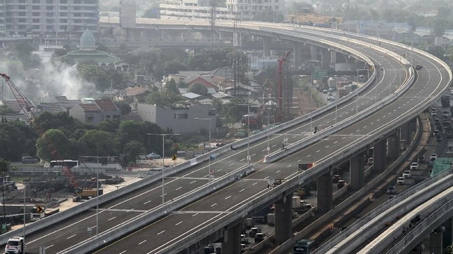 Jasa Marga memastikan Tol Layang Jakarta-Cikampek II akan beroperasi pukul 06.00 WIB pada Minggu (15/12) esok hari.