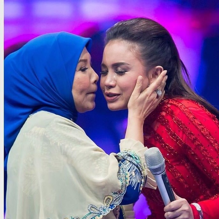 <p>Bagi Rossa, sang ibu adalah wanita paling istimewa dan kunci semua kebahagiaannya. (Foto: Instagram eni_kusmiani)</p>