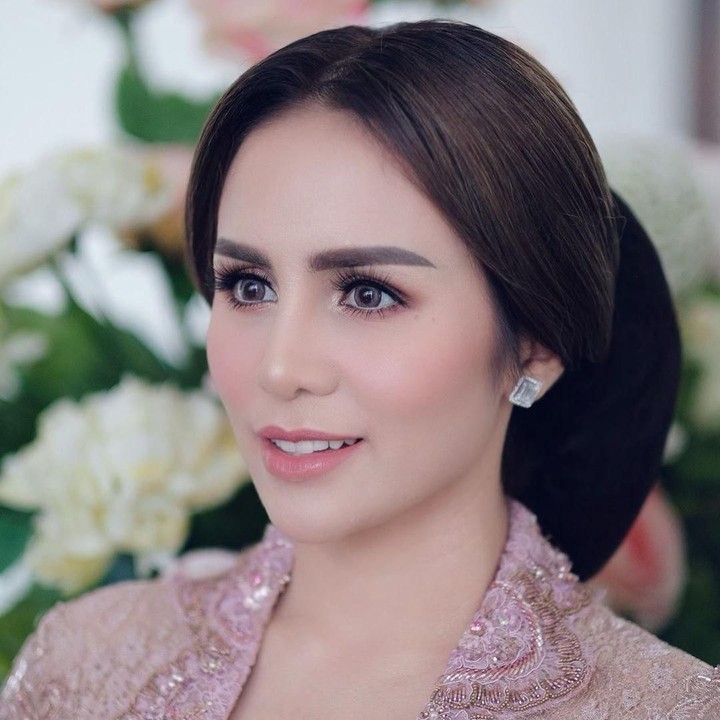 <p>Momo Geisha menggunakan kebaya khas Jawa berwarna ungu ketika prosesi tedak siten putranya. Ia terlihat anggun dengan kebaya dan riasan rambut Jawa ini. (Foto: Instagram @therealmomogeisha)</p>