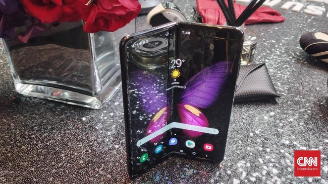 Samsung Electronics mengklaim bahwa ponsel lipat Samsung Galaxy Fold telah terjual sebanyak 1 juta unit sejak pertama kali diluncurkan September 2019.