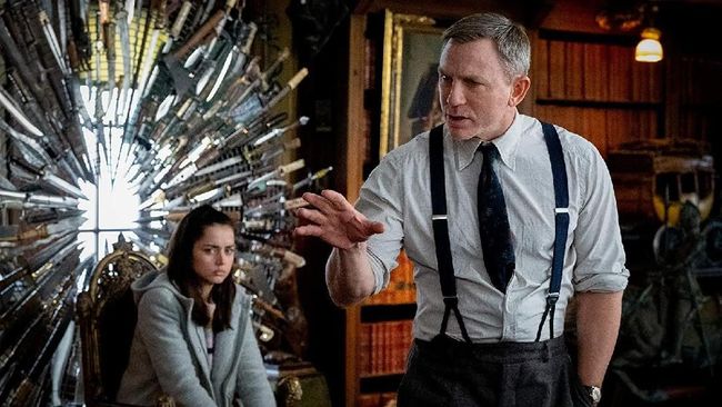 Sutradara Rian Johnson ungkap judul resmi Knives Out 2, yakni Glass Onion: A Knives Out Mystery, sekaligus jadwal tayang film tersebut.