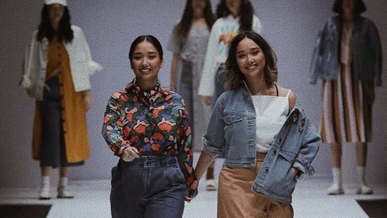 Sudah beranjak dewasa, ini dia potret cantik anak kembar Titi DJ, Salwa dan Salma.