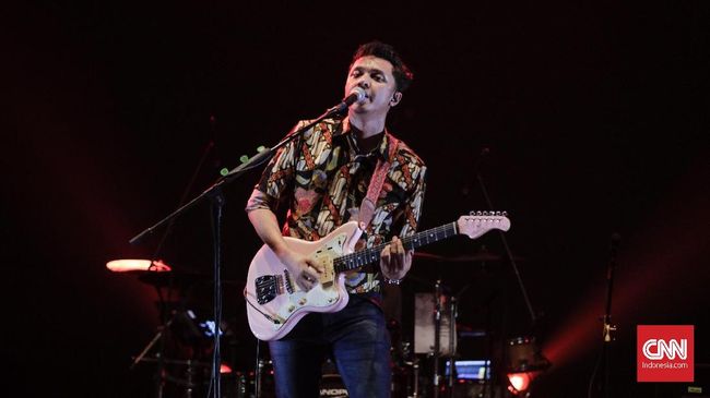 Di antara banyak musisi lokal yang mentas hari ini di Allo Bank Festival, sejumlah nama menjadi target utama, seperti Barasuara, RAN, .feast, dan HIVI!.