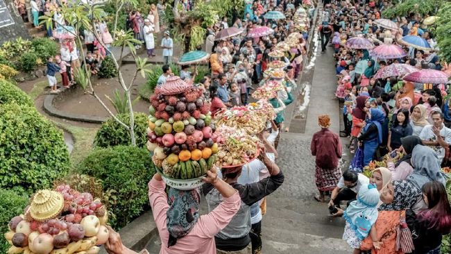 Perang Topat jauh dari kesan seram. Sebaliknya rasa damai muncul setelah "perang" digelar.