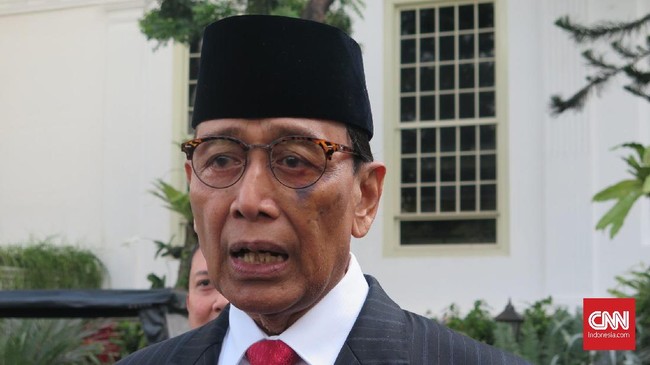 Wiranto merasa tak perlu melepas jabatan ketua dewan pembina Hanura meski kini telah merangkap Ketua Wantimpres Jokowi.