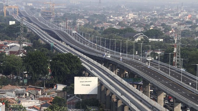 Suasana jalan Tol layang Jakarta-Cikampek II (Elevated) di Bekasi, Jawa Barat, Rabu (4/12/2019). Menteri Pekerjaan Umum dan Perumahan Rakyat (PUPR) Basuki Hadimuljono mengatakan akan mengoperasikan secara fungsional jalan tol layang Jakarta-Cikampek II (Elevated) pada pertengahan Desember 2019 saat libur Natal dan Tahun Baru 2020. ANTARA FOTO/Risky Andrianto/wsj.