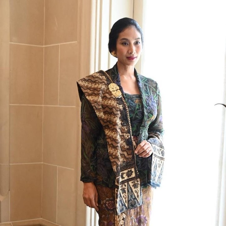 <p>Kebaya simpel berwarna kombinasi ungu dan hijau ini nampak bagus dipakai Happy Salma. Dandanan yang sederhana tidak mengurangi keanggunannya. (Foto: Instagram @happysalma)</p>