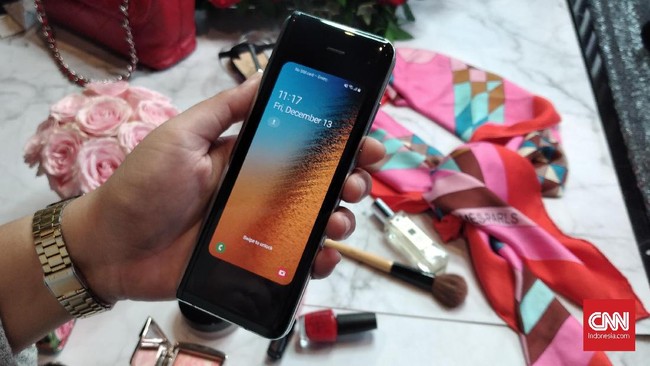 Vendor ponsel China tengah adu inovasi dengan menampilkan ponsel dengan layar lengkung hingga tanpa pinggiran.