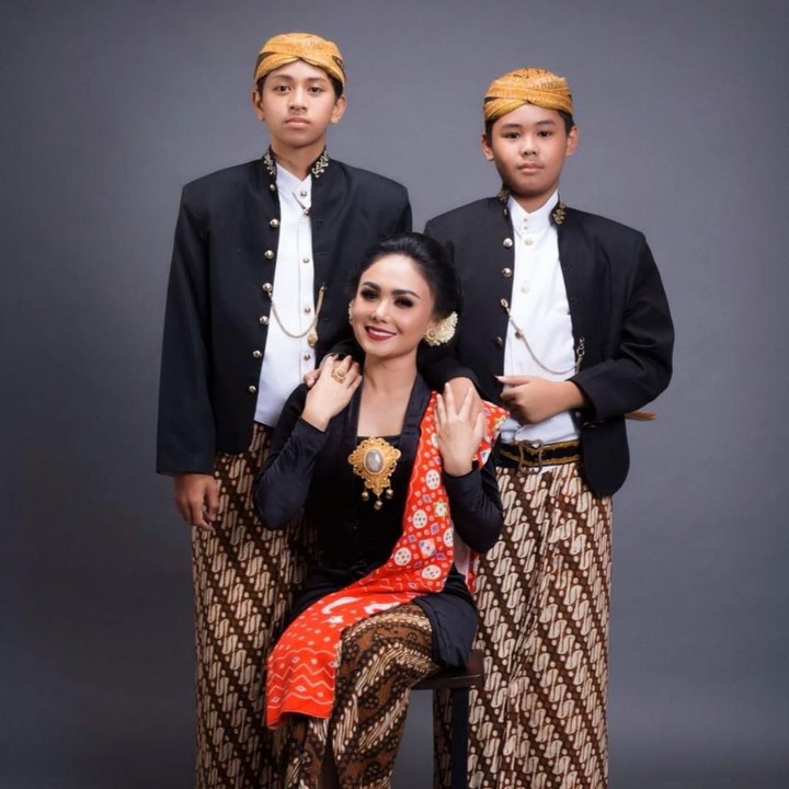 <p>Yuni Shara terlihat cantik dengan kebaya Jawa. Rambutnya yang disanggul menambah keanggunan ibu dua anak ini. (Foto: Instagram @yunishara36)</p>
