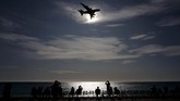 NYALANG: Menjaga Renjana di Ujung Masa Dalam foto pilihan CNNIndonesia.com pekan ini, ada sesi pemotretan sepasang kekasih, kawanan Starling yang diguyur hujan, dan bandara megah di Beijing.