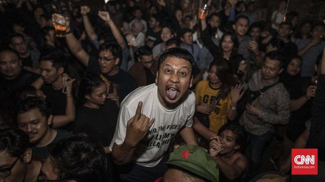 CNNIndonesia.com mencoba menyambangi 'karaoke night' di berbagai bar di Jakarta, menyelami dan berupaya memahami situasi di dalamnya.