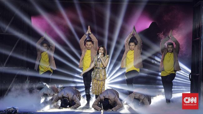 Kemeriahan HUT ke-18 Transmedia berlanjut, meski NCT Dream telah turun panggung. Penyanyi lokal seperti BCL dan Ari Lasso ikut meramaikan suasana.