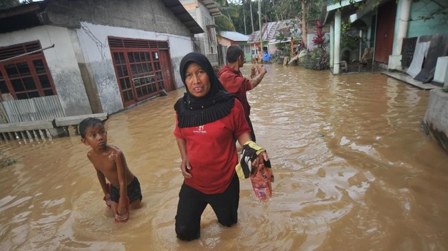 FOTO: Banjir Bandang Terjang Solok