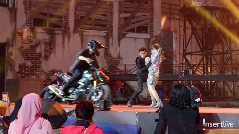 Beberapa potret memukau penampilan Siti Badriah dan Band Wali di HUT Trandmedia