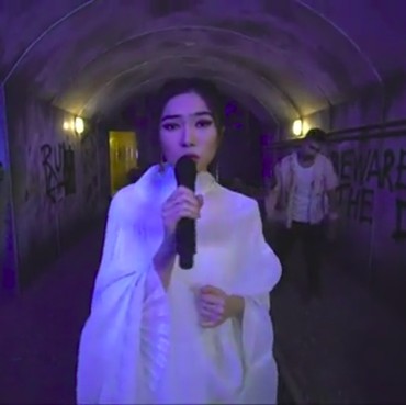 Isyana Sarasvati Tampil Misterius Bersama Zombie di HUT Transmedia