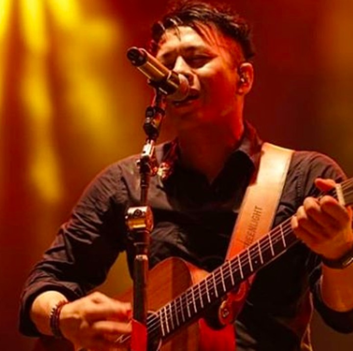 <p>Gaya rambut baru tetap bikin Ariel menunjukkan performa yang oke di panggung. (Foto: Instagram/ @sahabatnoahindonesiaid)</p>