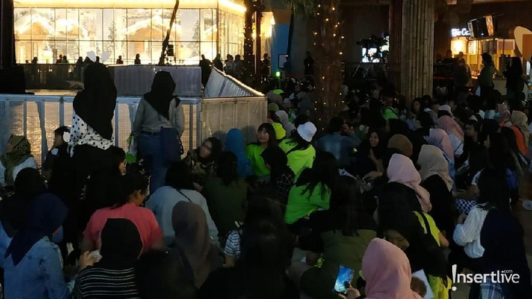 Tinggal menghitung jam jelang acara HUT Transmedia ke-18. Para penonton pun sudah mulai memenuhi lokasi acara di Trans Studio Cibubur. Seperti apa suasananya?