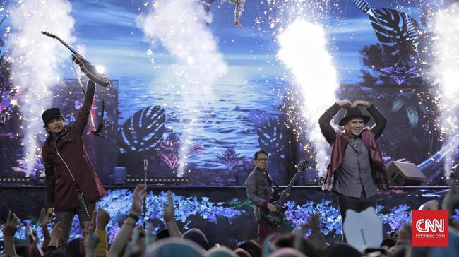 Padi Reborn naik panggung memeriahkan perayaan HUT 18 Transmedia usai dibuka dengan aksi JKT48, Isyana Sarasvati, serta Bunga Citra Lestari.