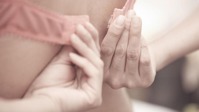 Berada di rumah saja selama masa lockdown membuat banyak perempuan Prancis terbiasa tidak mengenakan bra selama beraktivitas.
