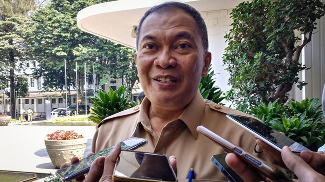 Istri Wali Kota Bandung Siti Muntamah Oded terkonfirmasi positif Covid-19, beserta putri dan menantu. 