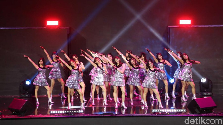 HUT ke-18 Transmedia telah dimulai. Idol grup JKT48 membuka penampilan.