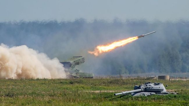 Israel meluncurkan serangan rudal di Suriah tengah dan barat pada Senin (8/11) malam, menyebabkan dua tentara Suriah terluka.