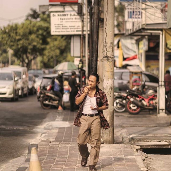 <p>Ngemil makanan kesukaannya, gorengan, sendirian enggak masalah buat Khan. (Foto: Instagram/ @muhammad.khan_)  </p>