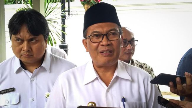 Walkot Bandung Dukung RUU Larangan Minuman Beralkohol Walkot Bandung Oded M. Danial menyebut peredaran minuman beralkohol sudah terlalu bebas saat ini sehingga perlu aturan ketat.