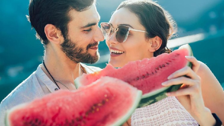 Semangka dipercaya bisa menjadi obat kuat alami pria untuk meningkatkan kualitas bercinta. Cek kebenarannya di sini.