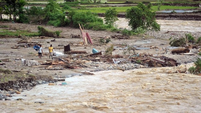 Bencana alam banjir bandang telah terjadi di Dusun Siria Ria, Desa Pematang, Labuhanbatu Utara, Sumatera Utara.