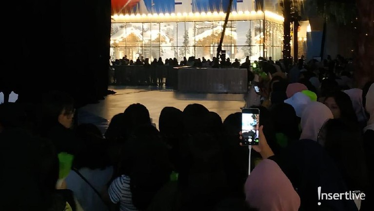 Tinggal menghitung jam jelang acara HUT Transmedia ke-18. Para penonton pun sudah mulai memenuhi lokasi acara di Trans Studio Cibubur. Seperti apa suasananya?