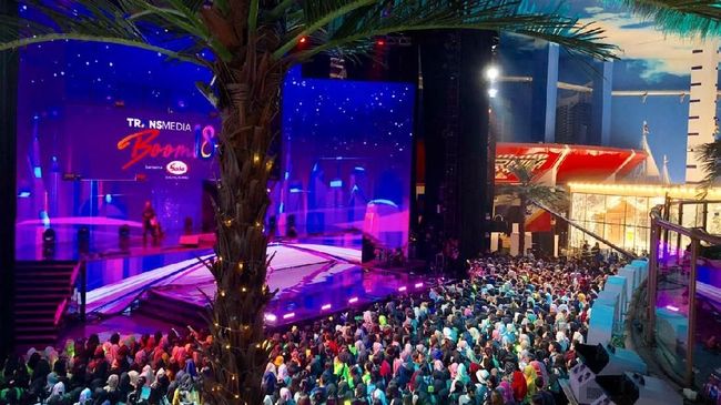 Musisi Gamaliel Tapiheru ikut meramaikan malam puncak perayaan HUT 18 Transmedia pada Minggu (15/12) yang diadakan di Trans Studio Cibubur.