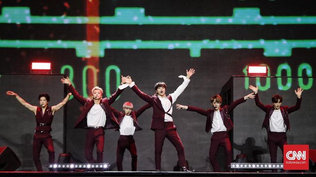 NCT Dream kembali memanaskan panggung utama perayaan HUT ke-18 Transmedia di Trans Studio Cibubur, Sabtu (14/12) dengan membawakan lagi 'We Go Up'.