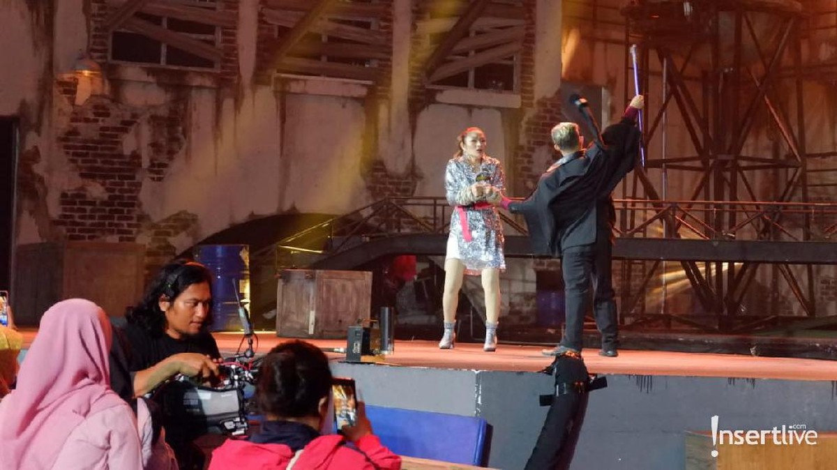 Beberapa potret memukau penampilan Siti Badriah dan Band Wali di HUT Trandmedia