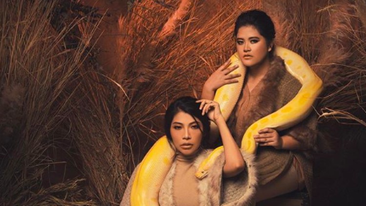 Lihat, Bun, Kahiyang Ayu berkalung ular sanca kuning yang ukurannya besar banget. Bikin merinding.