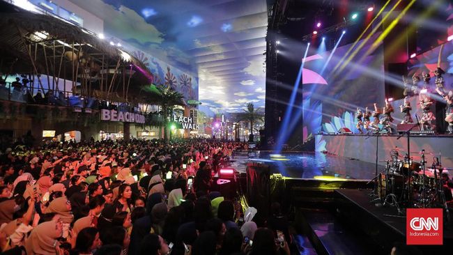Para pesohor dangdut Indonesia menggoyang penonton malam puncak HUT 18 Transmedia yang digelar Minggu (15/12) di Trans Studio Cibubur dan Trans Studio Bali.
