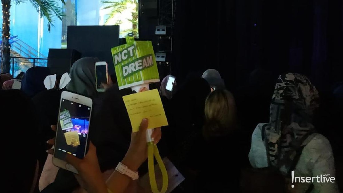 Tinggal menghitung jam jelang acara HUT Transmedia ke-18&period; Para penonton pun sudah mulai memenuhi lokasi acara di Trans Studio Cibubur&period; Seperti apa suasananya&quest;