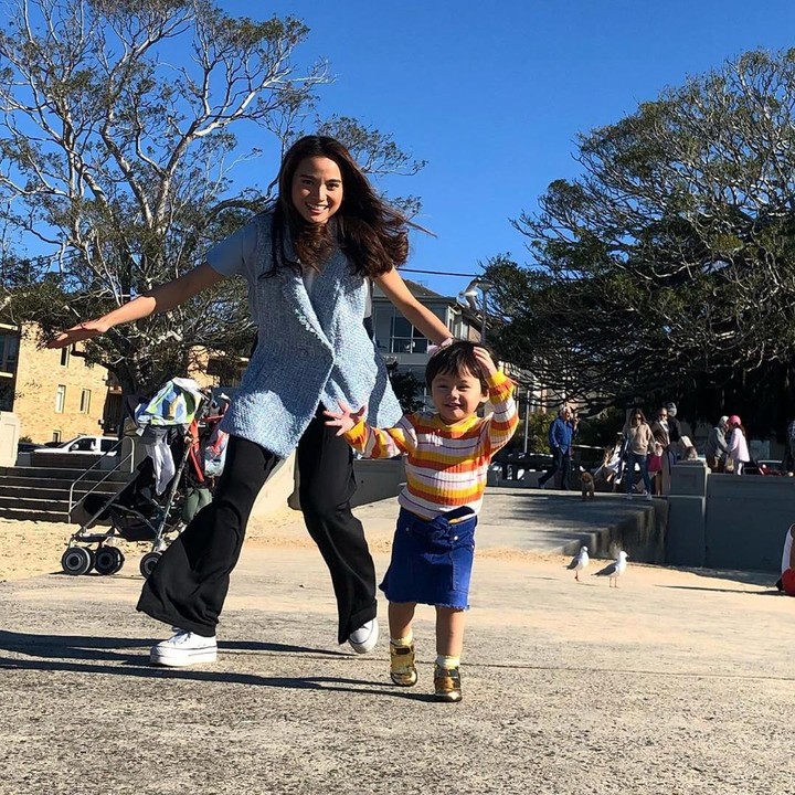 <p>Keseruan Acha bersama Bridgia di Balmoral Beach, Sydney, Australia. (Foto: Instagram @septriasaacha)</p>