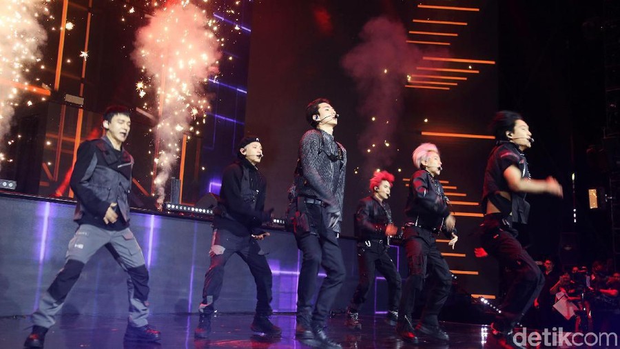 EXO memeriahkan HUT ke-18 Transmedia di Trans Studio Cibubur, Minggu (15/12). Keenam member pun sukses menampilkan karisma mereka yang membuat fans menjerit.